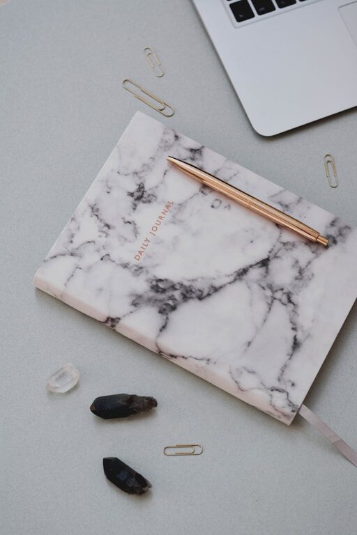 Beginner Guide to Journaling Every Day for a Happier Mind